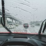 Ini Kecepatan Ideal Berkendara Saat Hujan