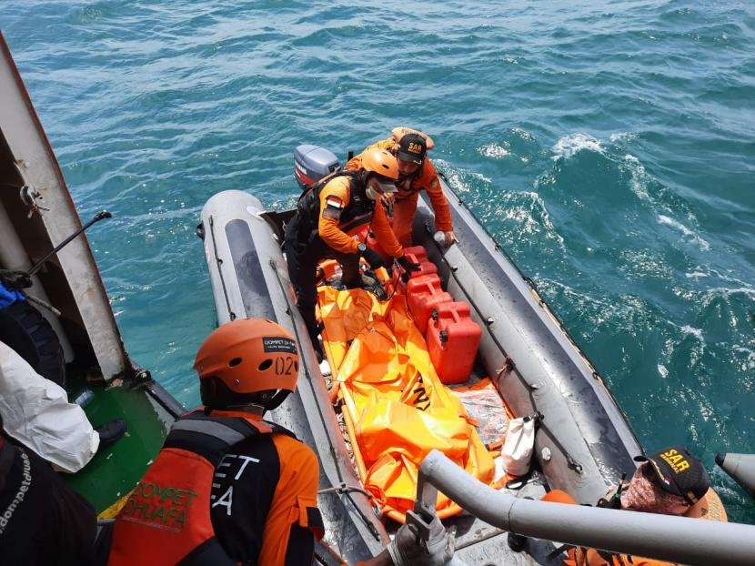 Tim SAR terus melakukan pencarian korban Sriwijaya Air