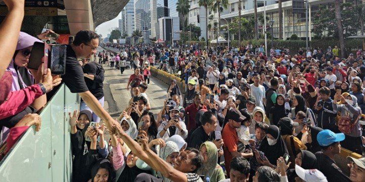 Anies Baswedan Olahraga dan Sapa Warga di CFD Sudirman