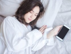 Hindari Tidur Dekat Gadget Agar Tidak Kena Penyakit Ini