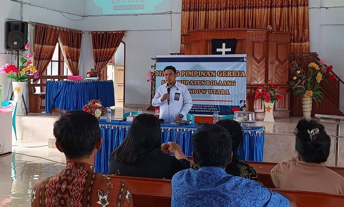 Kepala Kantor Kemenag Bolmut saat berdialog bersama pimpinan gereja se Bolmut