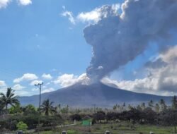 Semburan Debu Vulkanik Gunung Lewotobi Laki-laki Sampai di Pulau Lombok