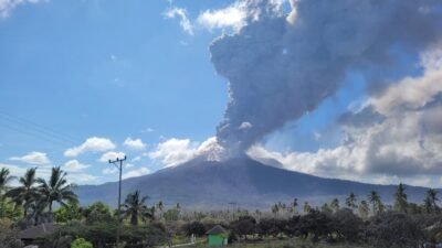 Semburan Debu Vulkanik Gunung Lewotobi Laki-laki Sampai di Pulau Lombok