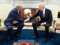 Presiden Joe Biden dan Donald Trump Melakukan Pertemuan Bersejarah di Ruang Oval