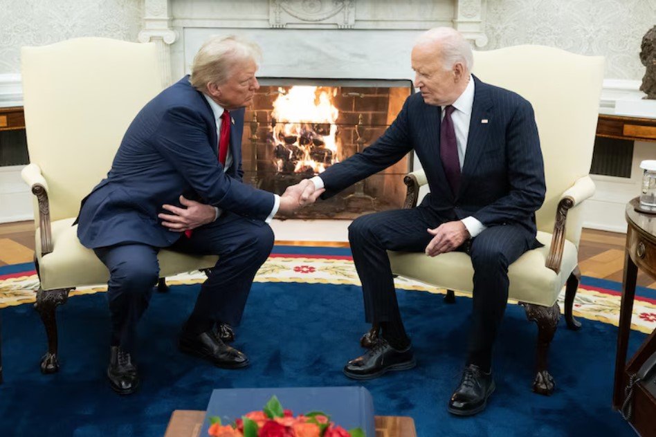 Presiden Joe Biden dan Donald Trump Melakukan Pertemuan Bersejarah di Ruang Oval