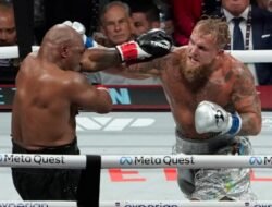 Mike Tyson Sileher Beton dikalahkan YouTuber Jake Paul