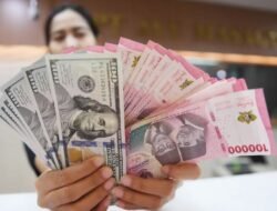 Dolar AS Dorong Rupiah Ambruk, Sentuh Level Rp 15.990