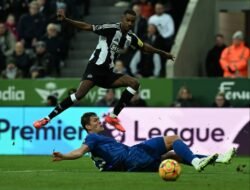 Newcastle vs Leicester City  4-0, Kekalahan pertama Van Nistelrooy