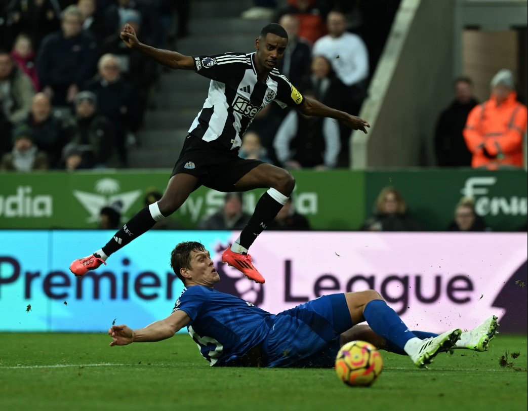 Newcastle vs Leicester City  4-0, Kekalahan pertama Van Nistelrooy