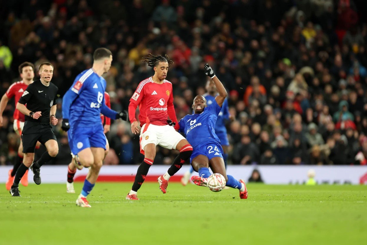 Manchester United Kalahkan Leicester 2-1 di Piala FA meski ada kontroversi di akhir
