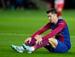 Lewandowski Cedera Hamstring, Diragukan Tampil di Final Copa del Rey