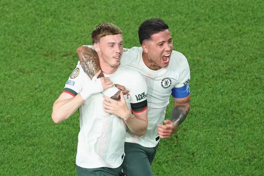 Cole Palmer merayakan gol pembuka Chelsea dalam kemenangan 2-1 atas Palmeiras yang memastikan langkah mereka ke semi final CWC 2025.