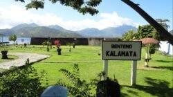 Pemandangan Benteng Kalamata di Ternate dengan latar laut Halmahera dan struktur bangunan peninggalan Portugis.