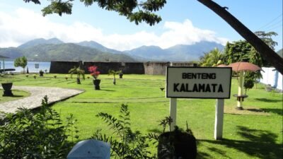 Pemandangan Benteng Kalamata di Ternate dengan latar laut Halmahera dan struktur bangunan peninggalan Portugis.