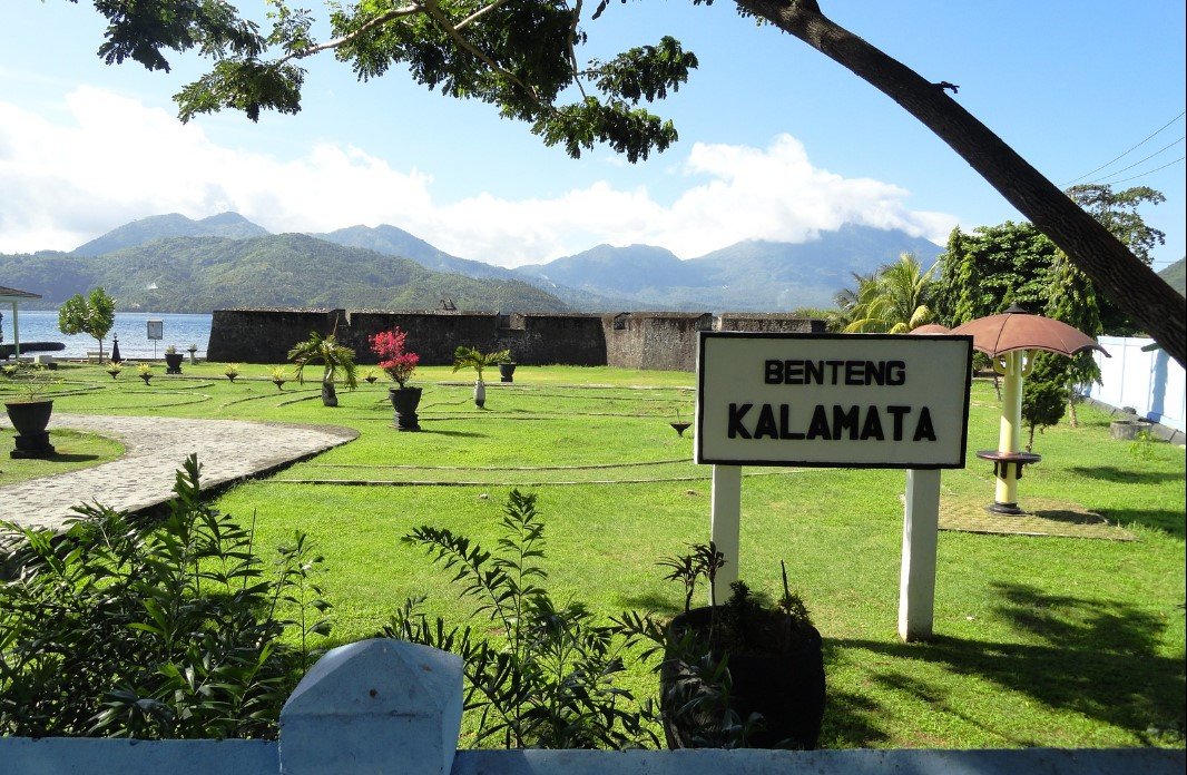 Pemandangan Benteng Kalamata di Ternate dengan latar laut Halmahera dan struktur bangunan peninggalan Portugis.