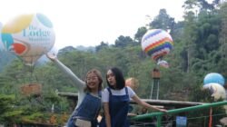 Tenda glamping di tengah hutan pinus di The Lodge Maribaya Lembang