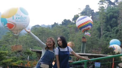 Tenda glamping di tengah hutan pinus di The Lodge Maribaya Lembang