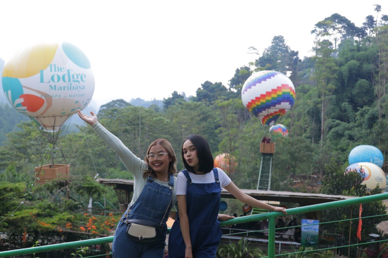 Tenda glamping di tengah hutan pinus di The Lodge Maribaya Lembang