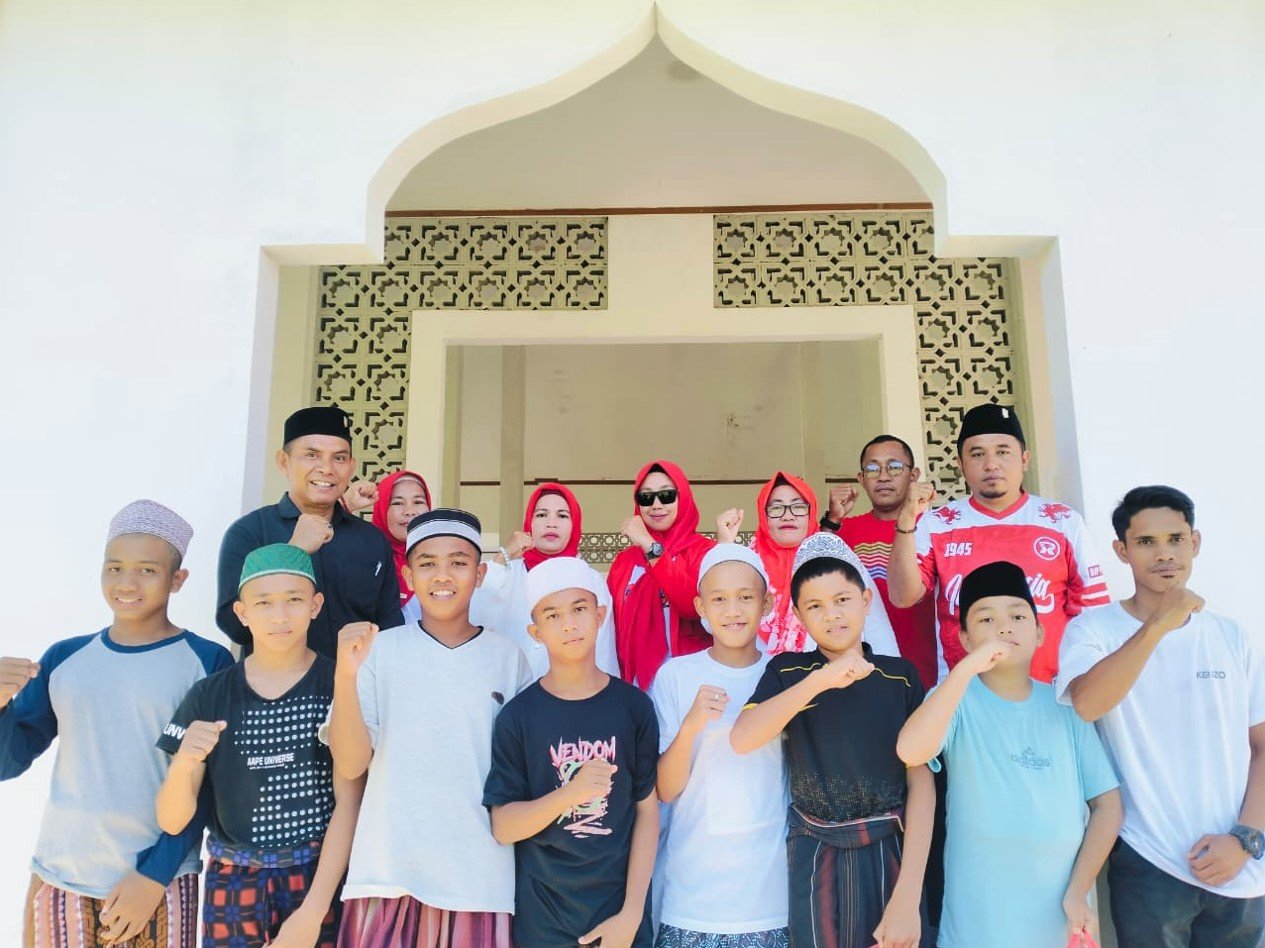 DPC PDI Perjuangan Bolmut Rayakan HUT RI ke-80 Bersama Anak Pesantren Darul Mukhlasin Kaidupa