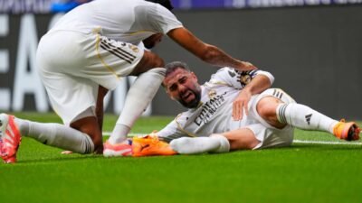 Dani Carvajal pemain Real Madrid mengalami cedera lutut kanan dan diperkirakan absen dua bulan dari pertandingan penting Liga Champions.