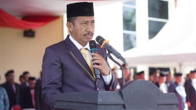 “Pimpinan DPRD Bolmut membacakan Ikrar Pancasila pada Upacara Hari Lahir Pancasila 2025 di halaman Kantor Bupati.”
