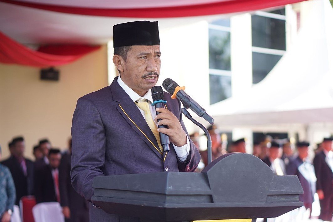 “Pimpinan DPRD Bolmut membacakan Ikrar Pancasila pada Upacara Hari Lahir Pancasila 2025 di halaman Kantor Bupati.”