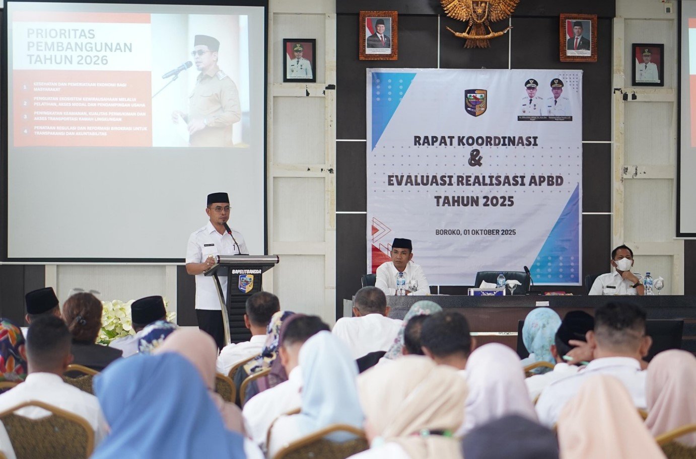 Bupati Bolaang Mongondow Utara Dr. Sirajudin Lasena memimpin rapat koordinasi dan evaluasi