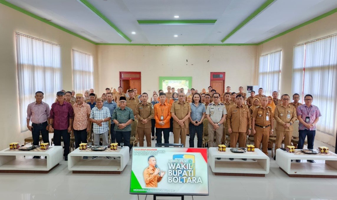 Wakil Bupati Bolmut Aditya Pontoh membuka FGD penyusunan rencana penanggulangan kemiskinan 2025–2029 di Aula Pohohimbunga Bapelitbangda.