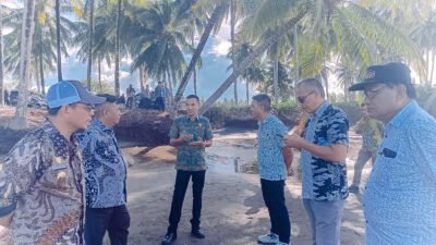 Bupati Bolmut bersama Wakil Bupati meninjau abrasi di Busisingo Utara