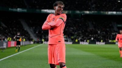 Lamine Yamal mencetak gol saat Barcelona mengalahkan Elche
