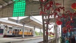 Penumpang kereta api memadati stasiun saat Libur Imlek 2026 di Jakarta