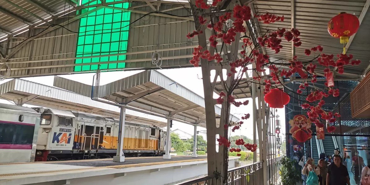 Penumpang kereta api memadati stasiun saat Libur Imlek 2026 di Jakarta