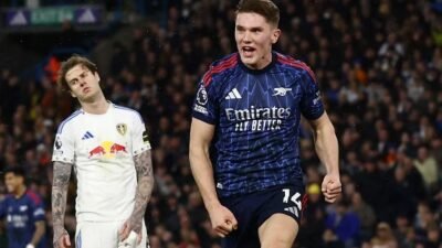 Noni Madueke merayakan gol Arsenal ke gawang Leeds United