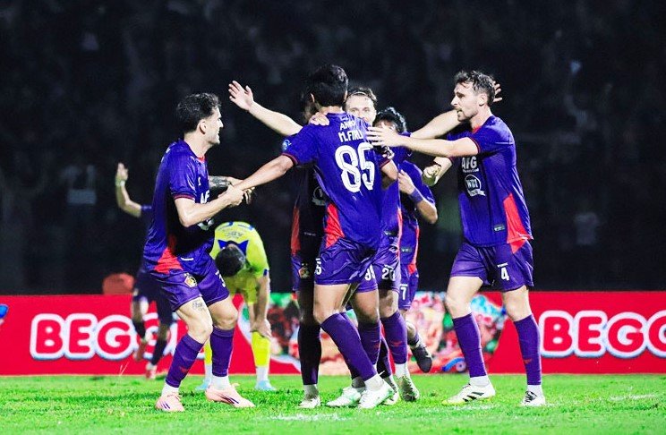 Persik Kediri unggul 2-0 atas Dewa United sebelum laga ditunda