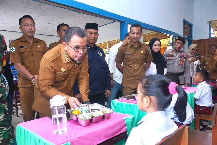 Bupati Bolmut meluncurkan Program Makan Bergizi Gratis di SDN 4 Sangkub