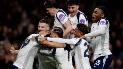 Dominic Solanke mencetak gol ke gawang Manchester City