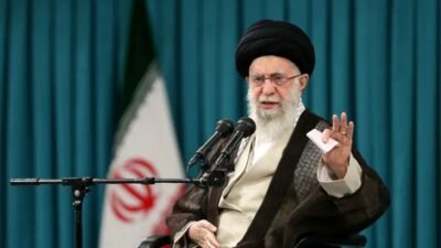 Foto Ali Khamenei terkait berita meninggalnya Pemimpin Tertinggi Iran
