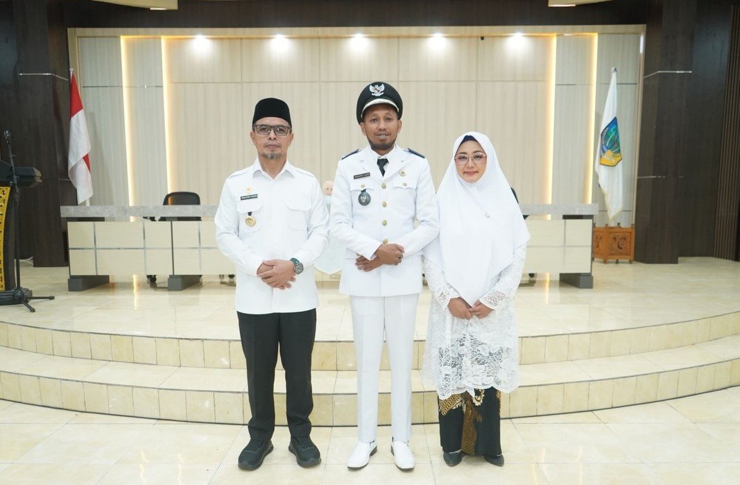 Bupati Bolmut melantik Penjabat Sangadi Desa Kuala Dzulkifli Alim di Aula Kantor Bupati