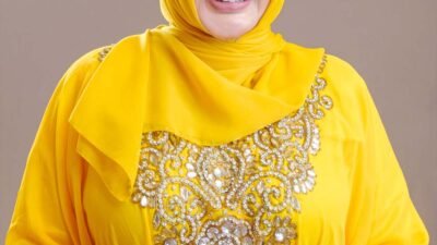Gambar Bupati Pekalongan Fadia Arafiq ditangkap dan mengenakan rompi tahanan KPK