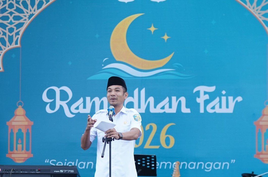 Pelaku UMKM Bolmut membuka stand kuliner pada bazar ramadhan bolmut 2026 di Lapangan Kembar Boroko