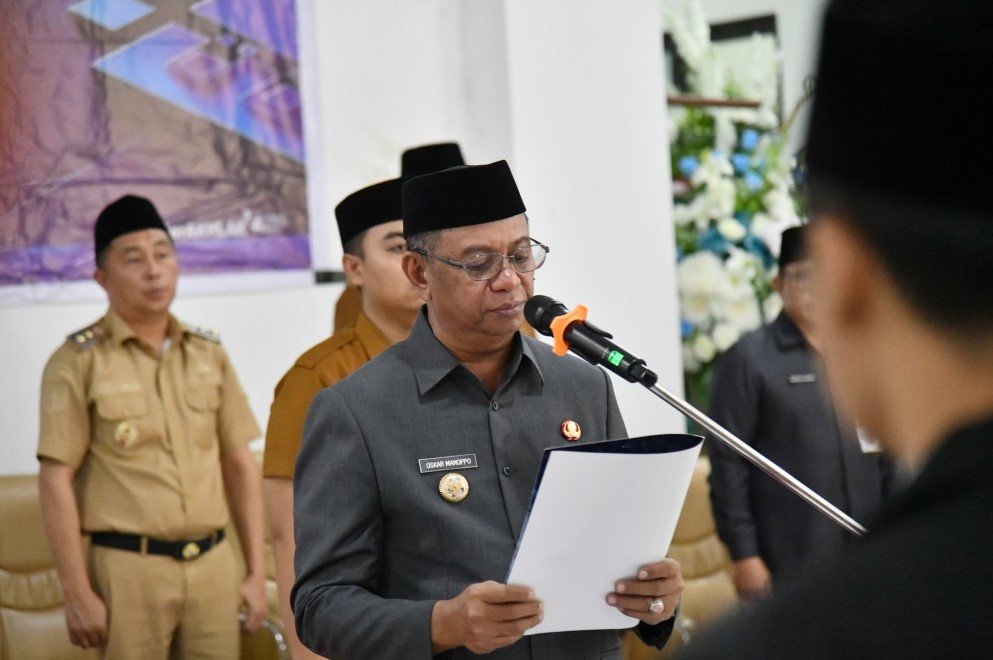 Bupati Boltim Oskar Manoppo melantik 25 pejabat di Kantor Bupati Boltim
