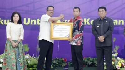 Wakil Bupati Bolmut Aditya Pontoh menerima piagam penghargaan Posbankum dari Menteri Hukum RI