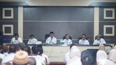 Bupati Bolmut Sirajudin Lasena memimpin rapat HUT Bolmut ke-19