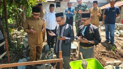 Bupati Bolmut meletakkan batu pertama rumah layak huni dalam program penanggulangan