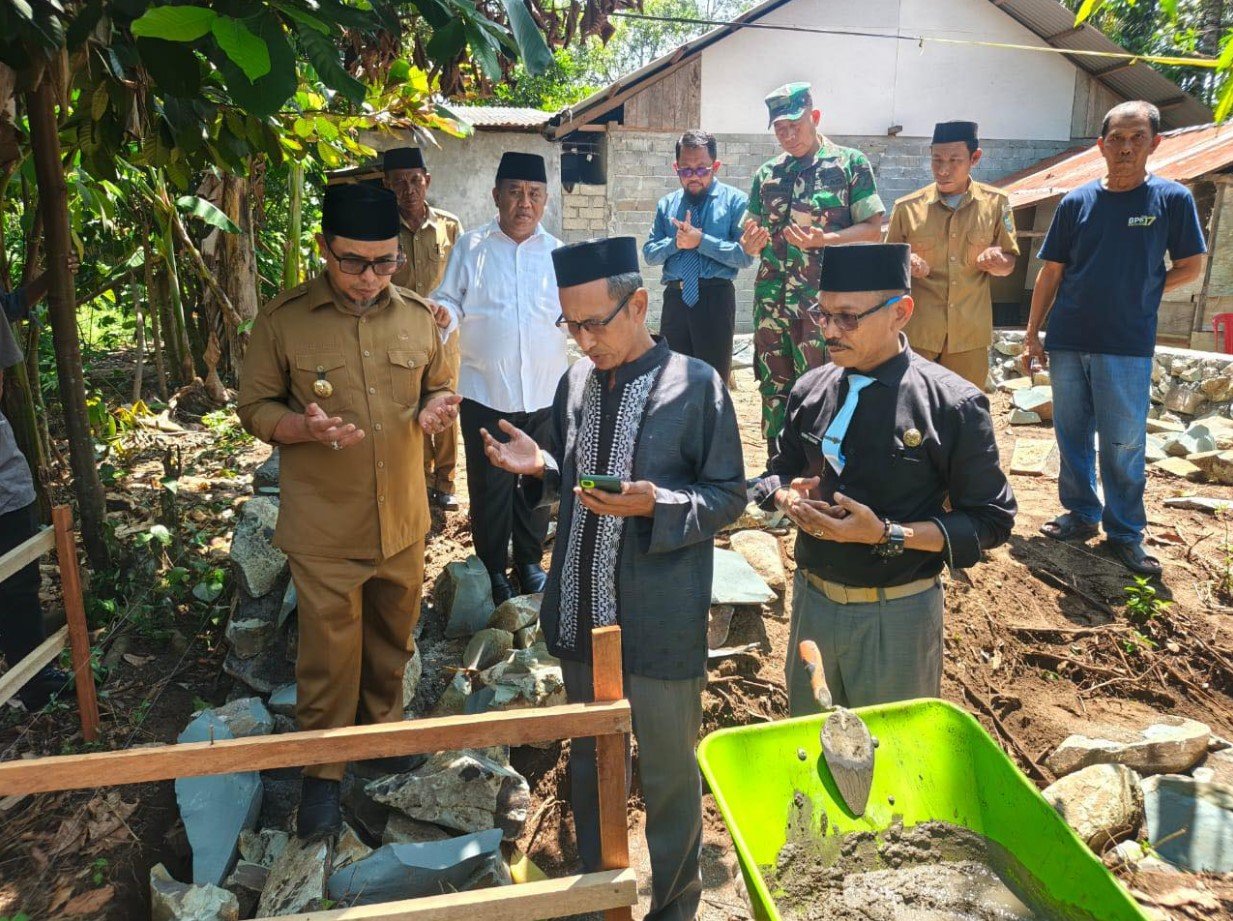 Bupati Bolmut meletakkan batu pertama rumah layak huni dalam program penanggulangan