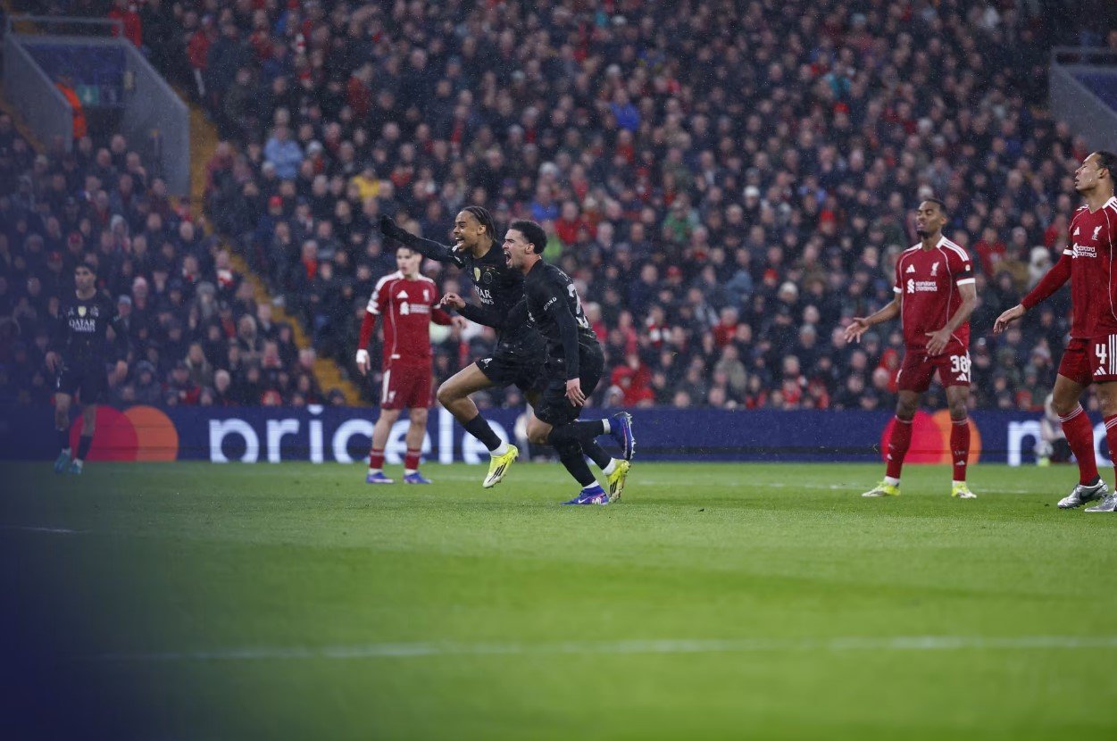 Ousmane Dembélé mencetak gol ke gawang Liverpool di Anfield