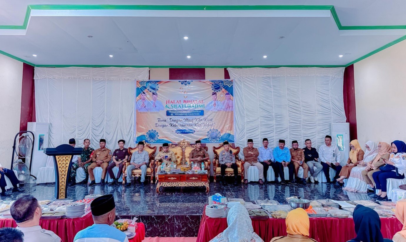 Ustadz memberikan tausiah dalam acara halal bihalal di Kaidipang