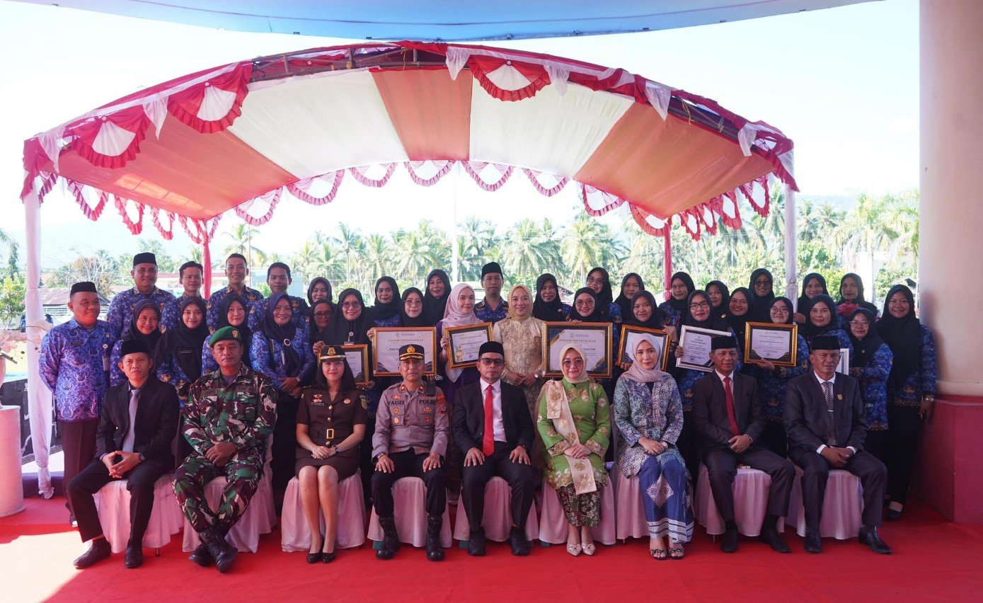 Bupati Bolmut memimpin upacara peringatan Hari Kartini 2026 di halaman Kantor Bupati