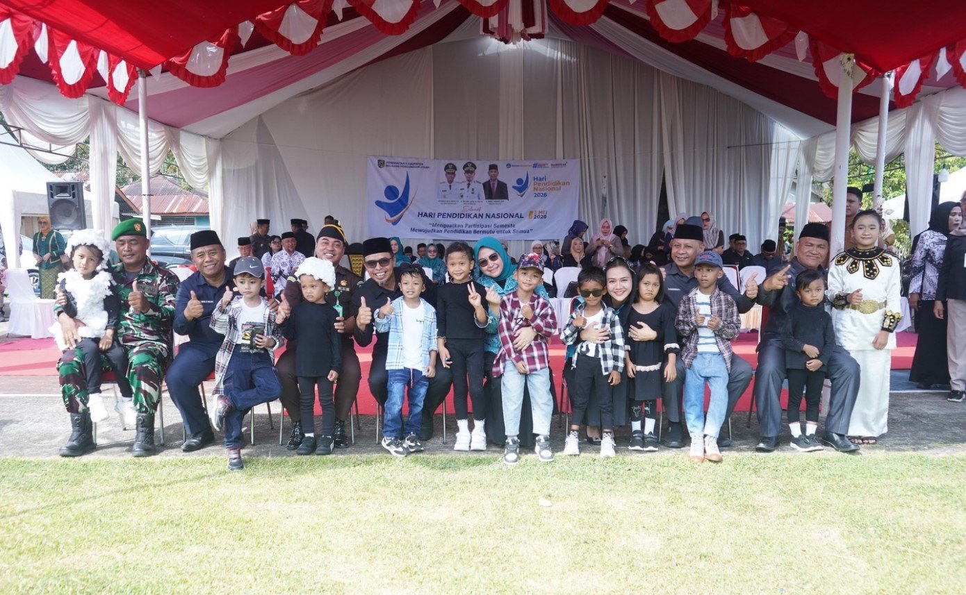 Bupati Sirajudin Lasena memimpin upacara Hari Pendidikan Nasional 2026 di Bolmut