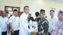 Wakil Bupati Bolmut menyerahkan bantuan beras cadangan pangan kepada warga